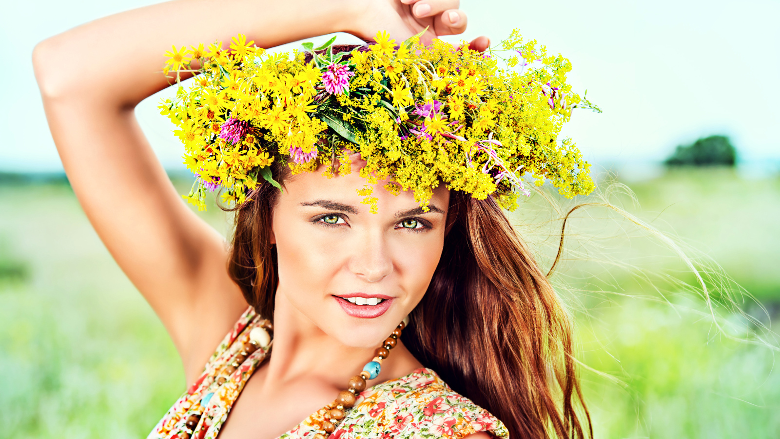 Нежная девушка шатенка с венком из полевых цветов на голове