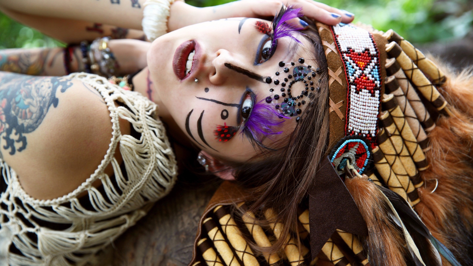 Девушка в костюме Коренного Американца с татуировками на теле