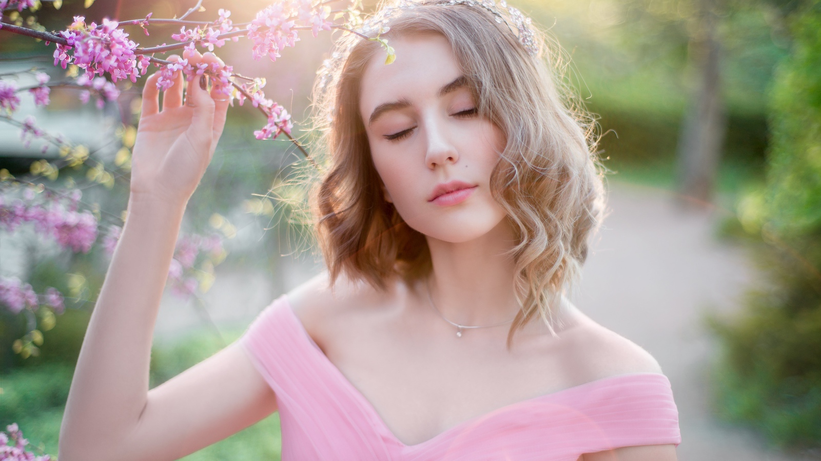 Нежная молодая девушка в розовом платье 