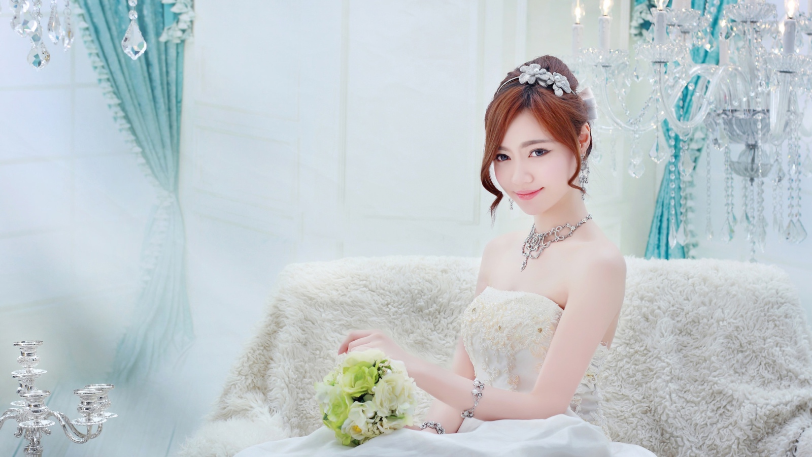 Девушка азиатка в белом свадебном платье 