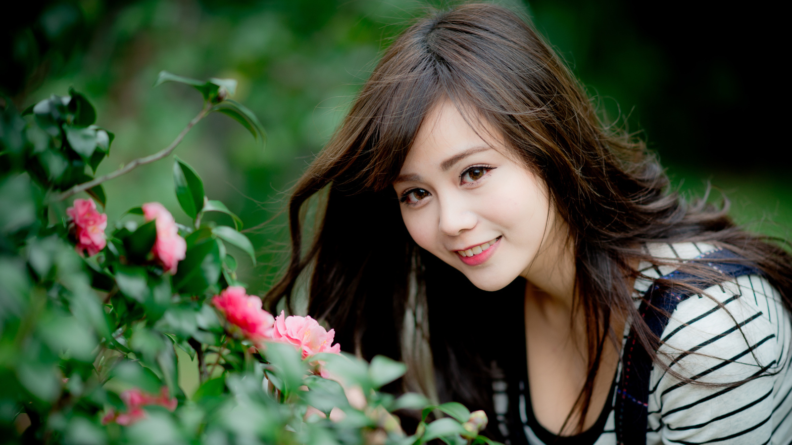 Красивая девушка азиатка с  карими глазами 