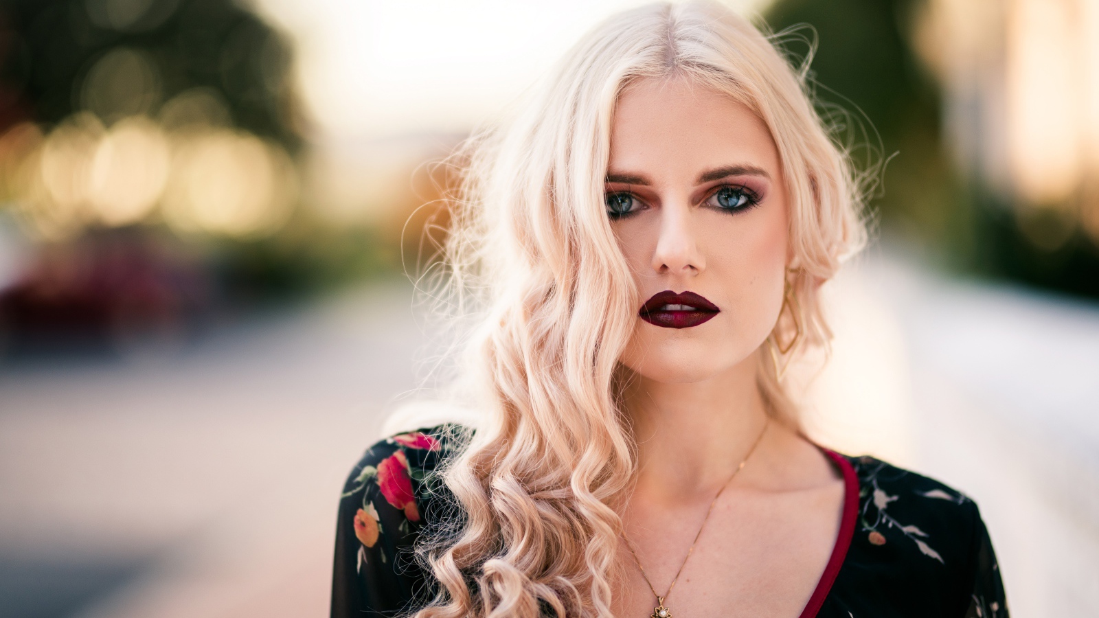Красивая девушка блондинка с  красными губами