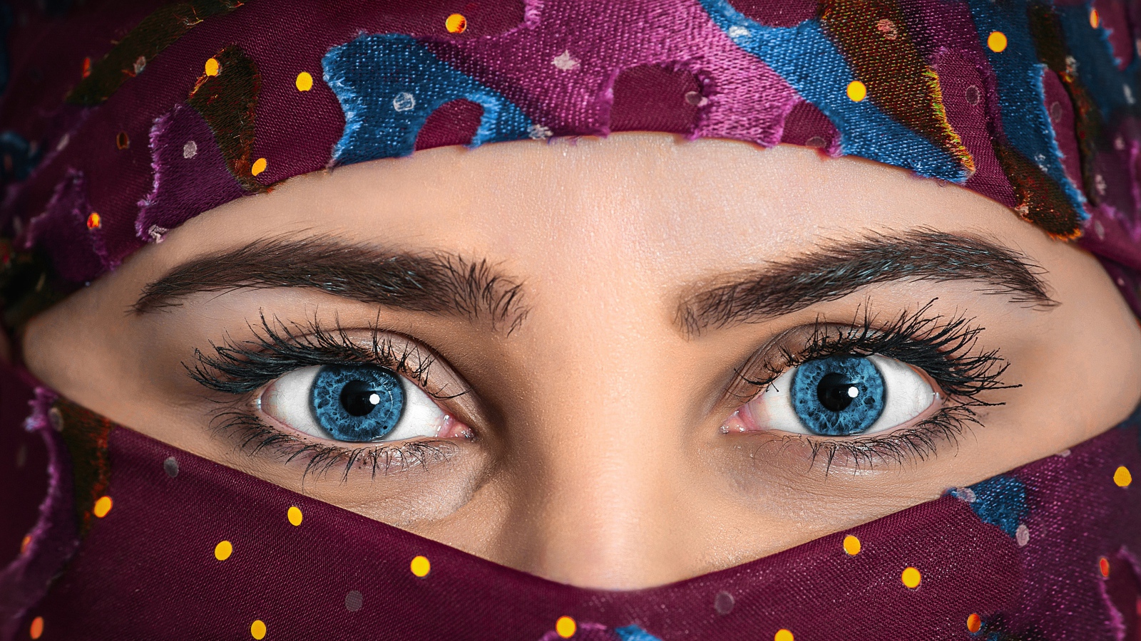 Красивые голубые глаза молодой девушки