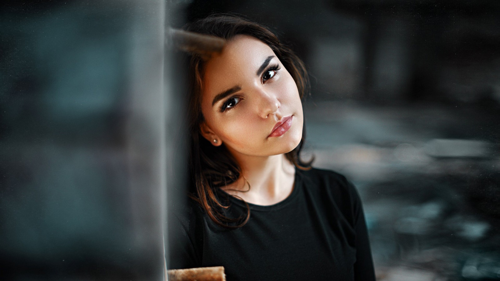 Красивая кареглазая девушка с длинными ресницами 