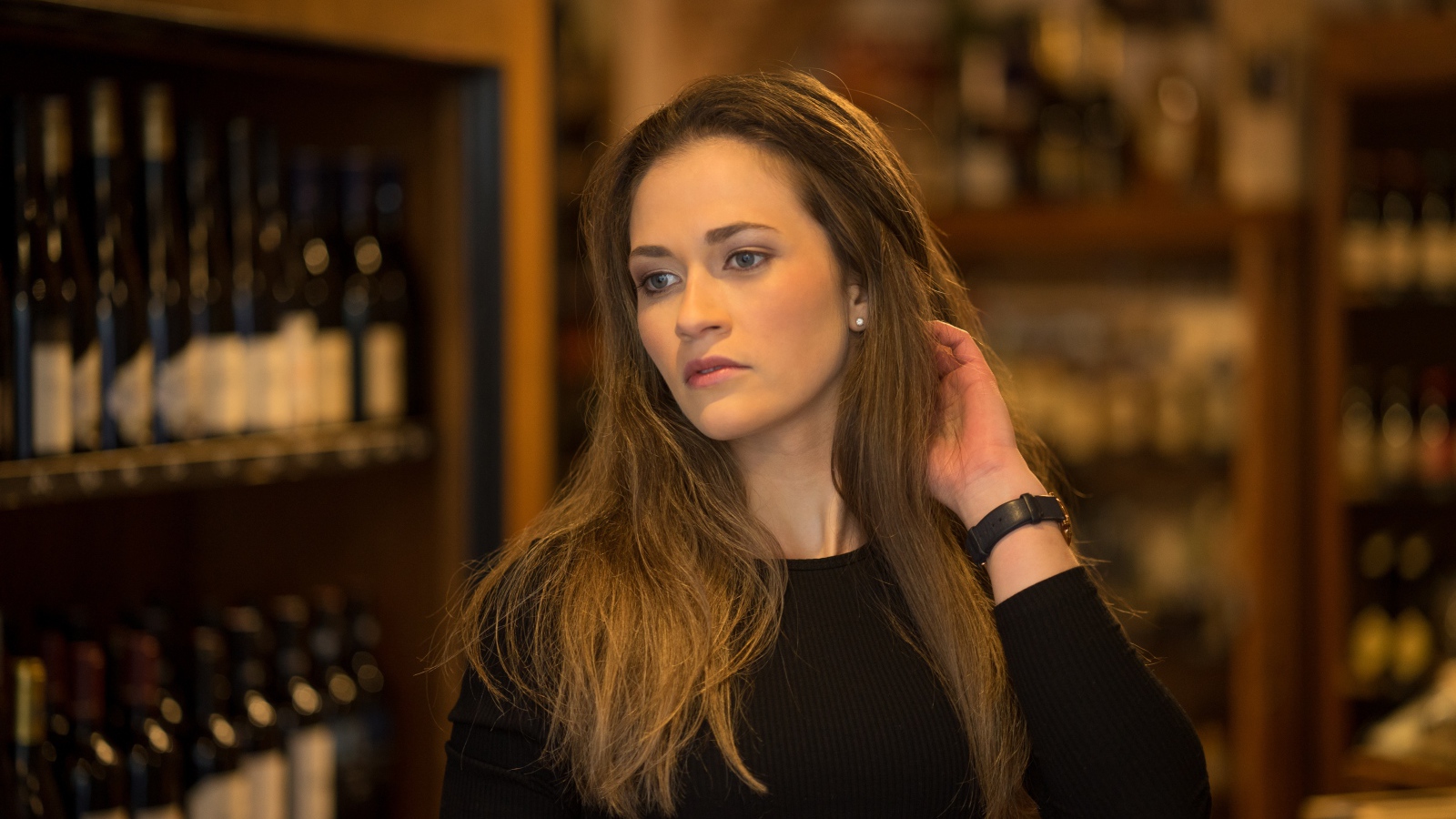 Красивая девушка брюнетка в винном погребе