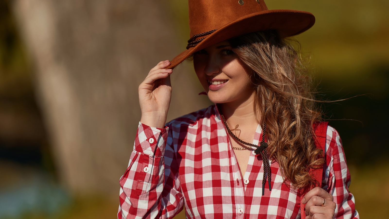 Красивая девушка брюнетка в ковбойской шляпе 