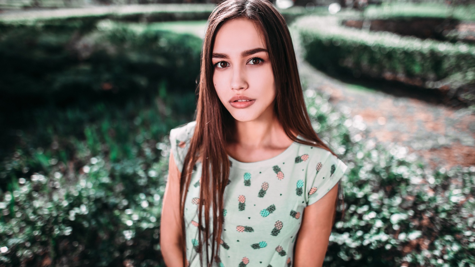 Красивая девушка брюнетка с карими глазами 