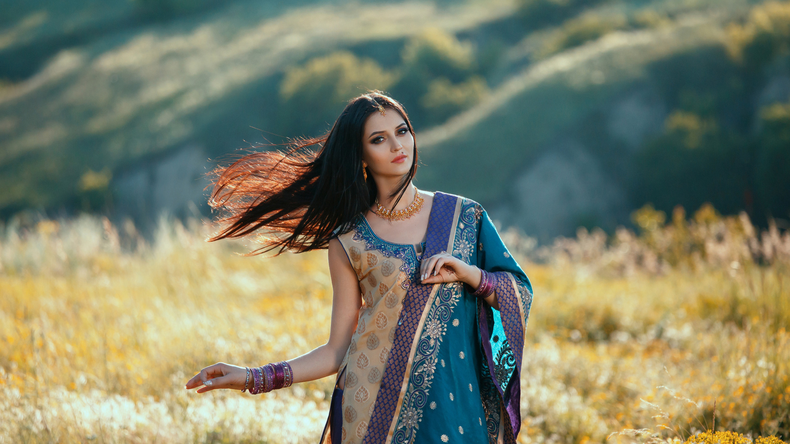 Красивая девушка модель в индийском сари