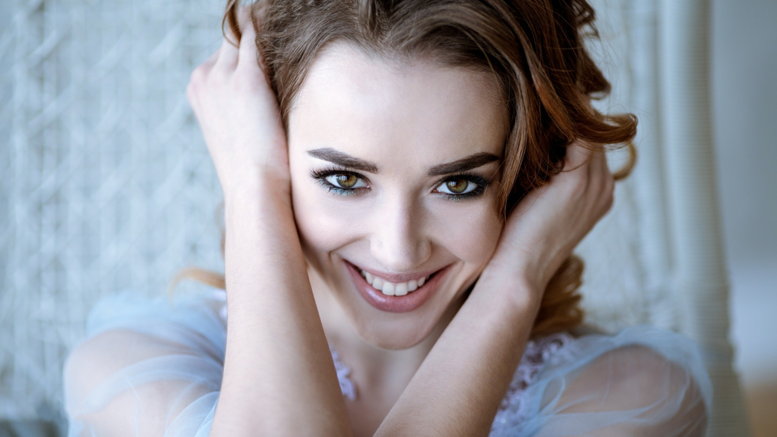 Красивая девушка модель с красивой улыбкой