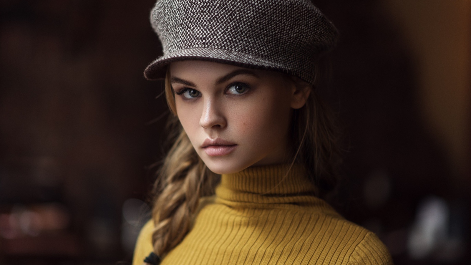 Красивая девушка с косой в кепке