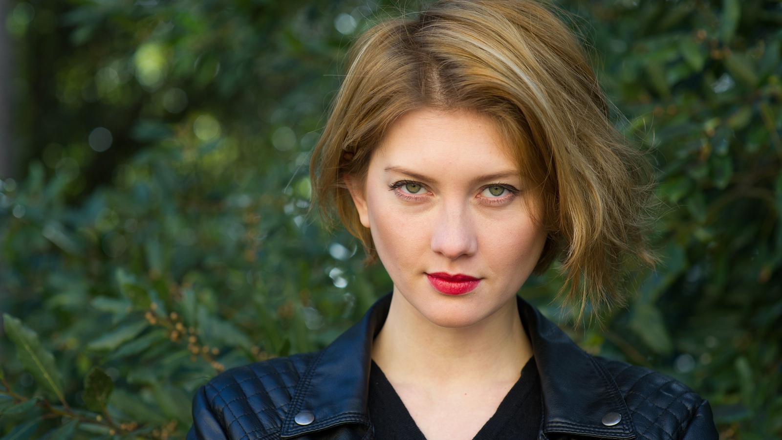 Красивая девушка с короткой стрижкой в кожаной куртке