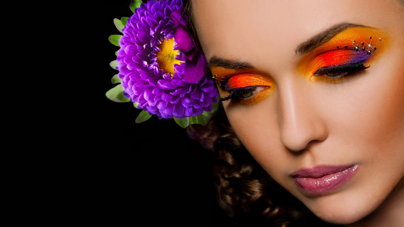 Красивая девушка с ярким макияжем 