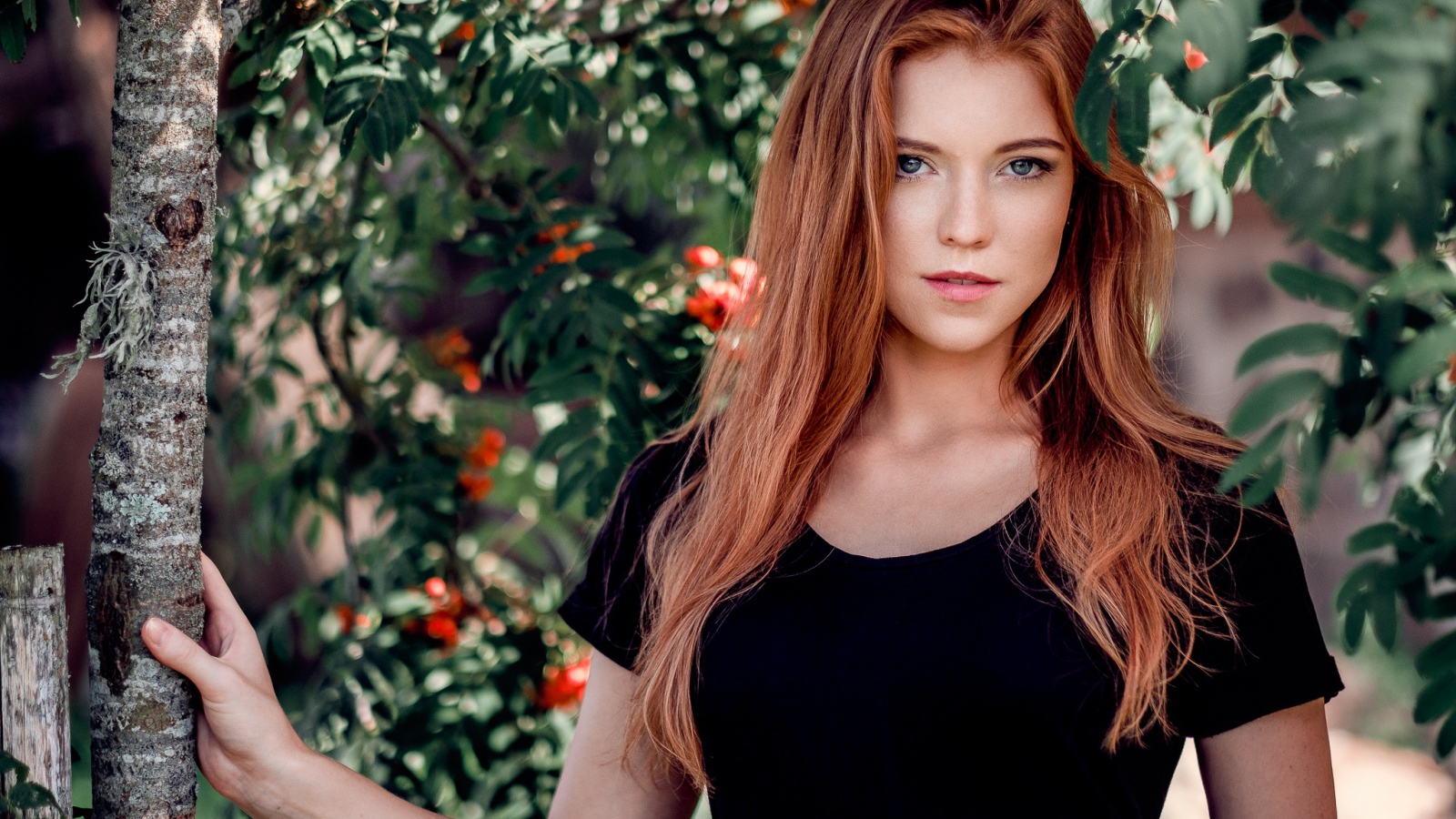 Красивая девушка с рыжими длинными волосами 