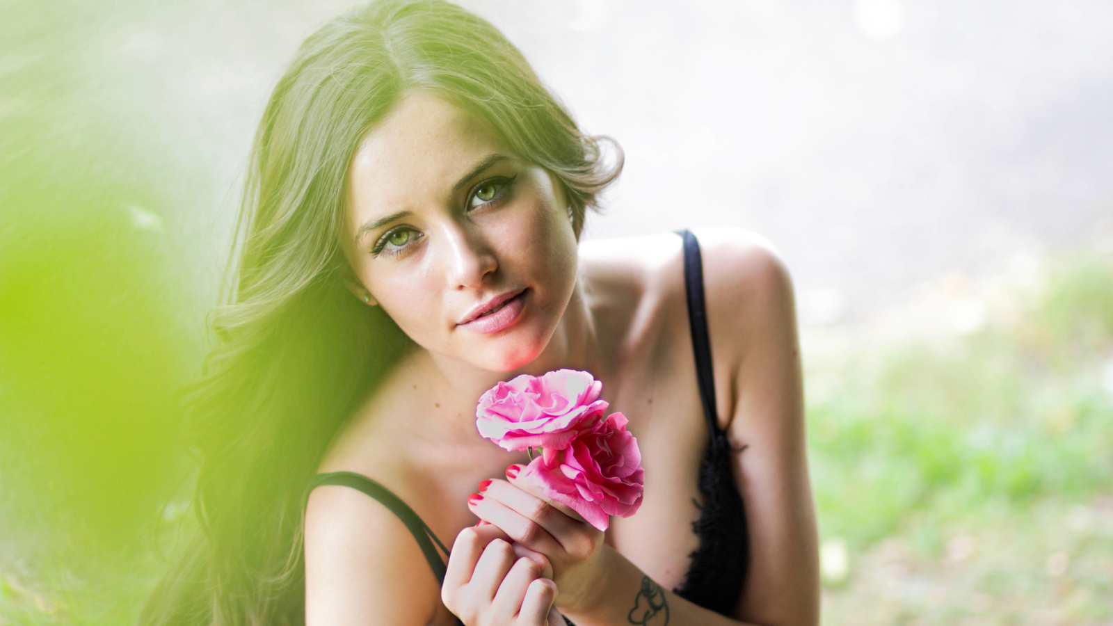 Красивая девушка с тремя красными розами