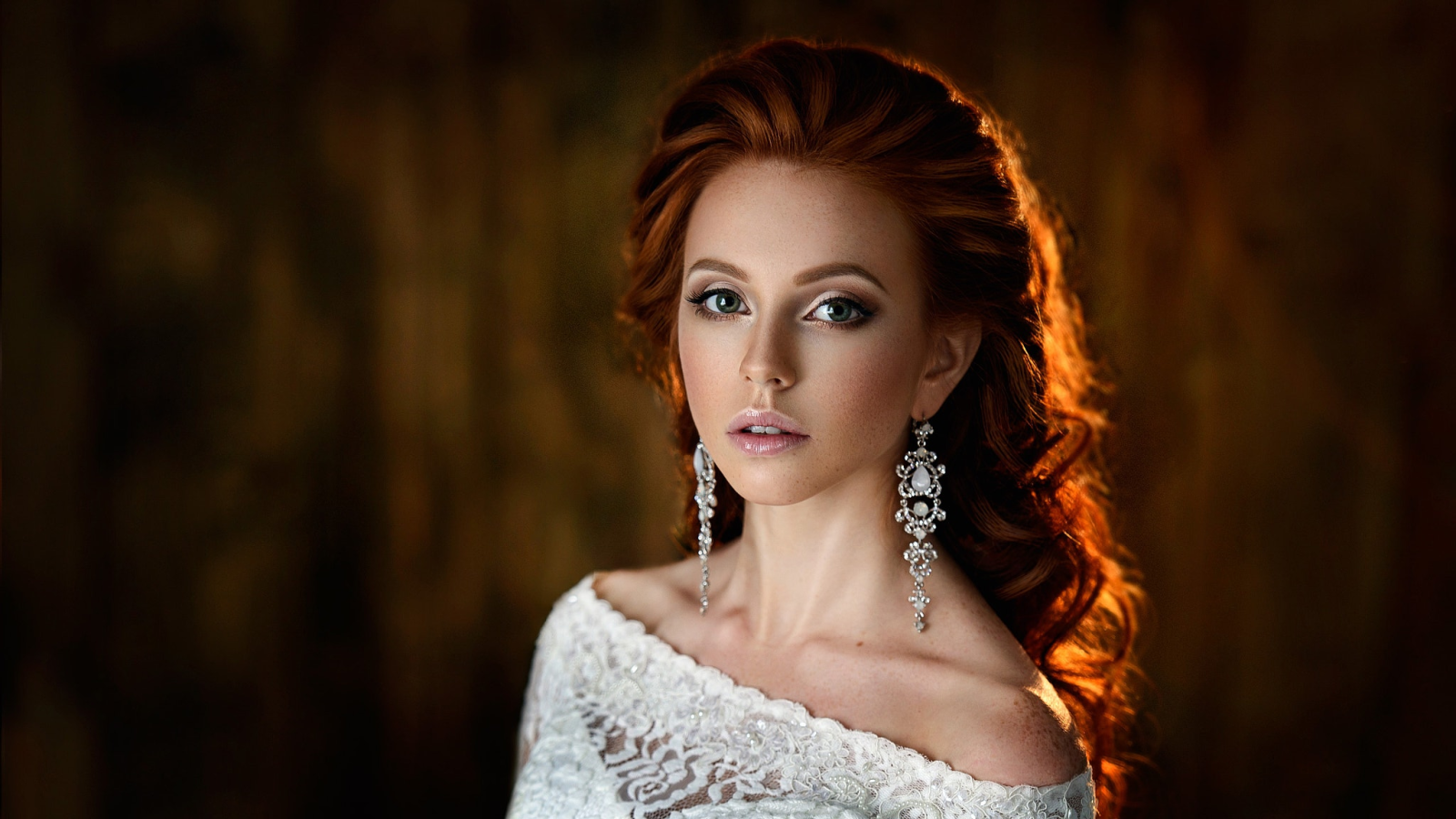 Красивая рыжеволосая девушка в белом платье 