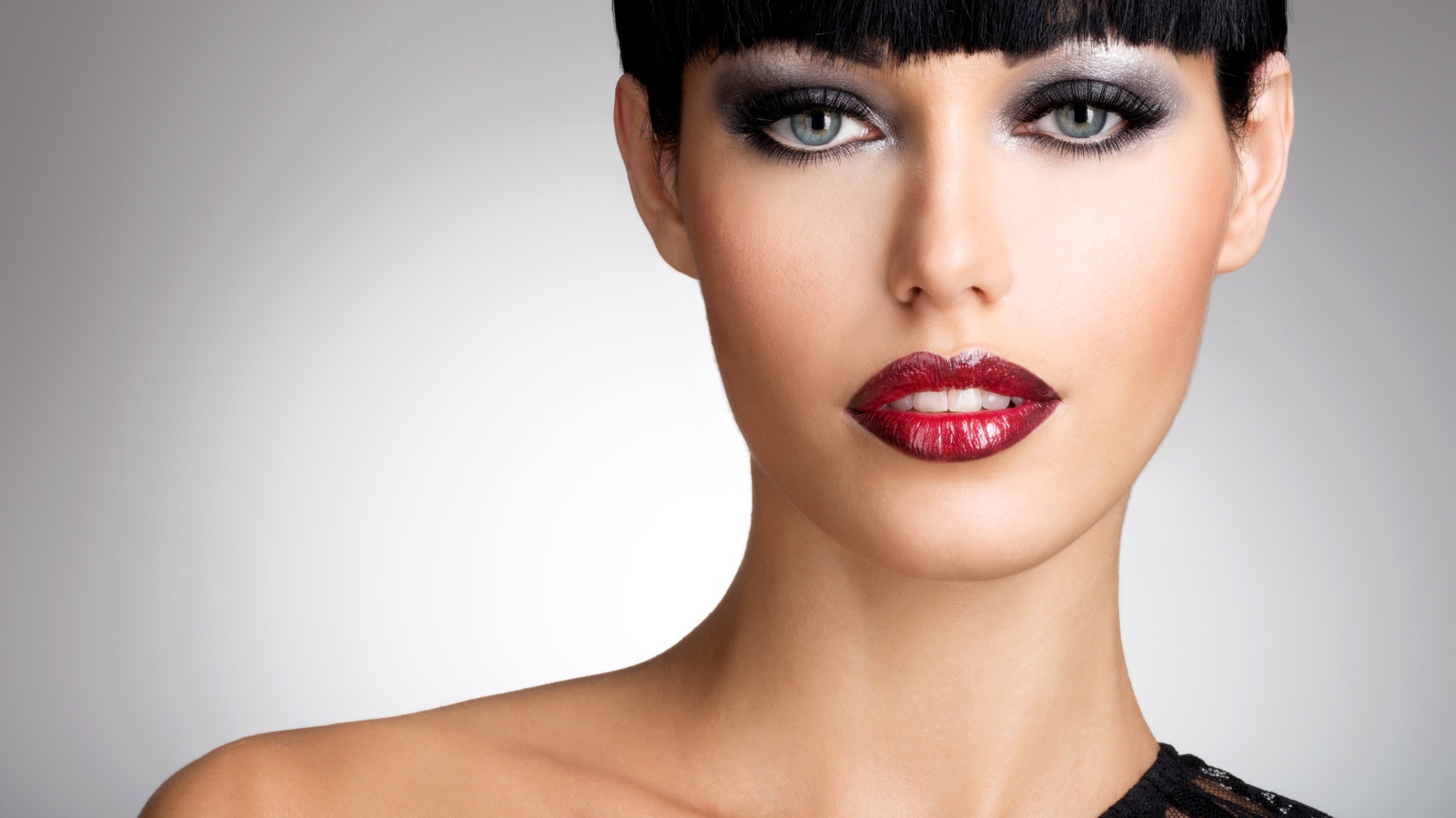 Красивая эффектная брюнетка с ярким макияжем