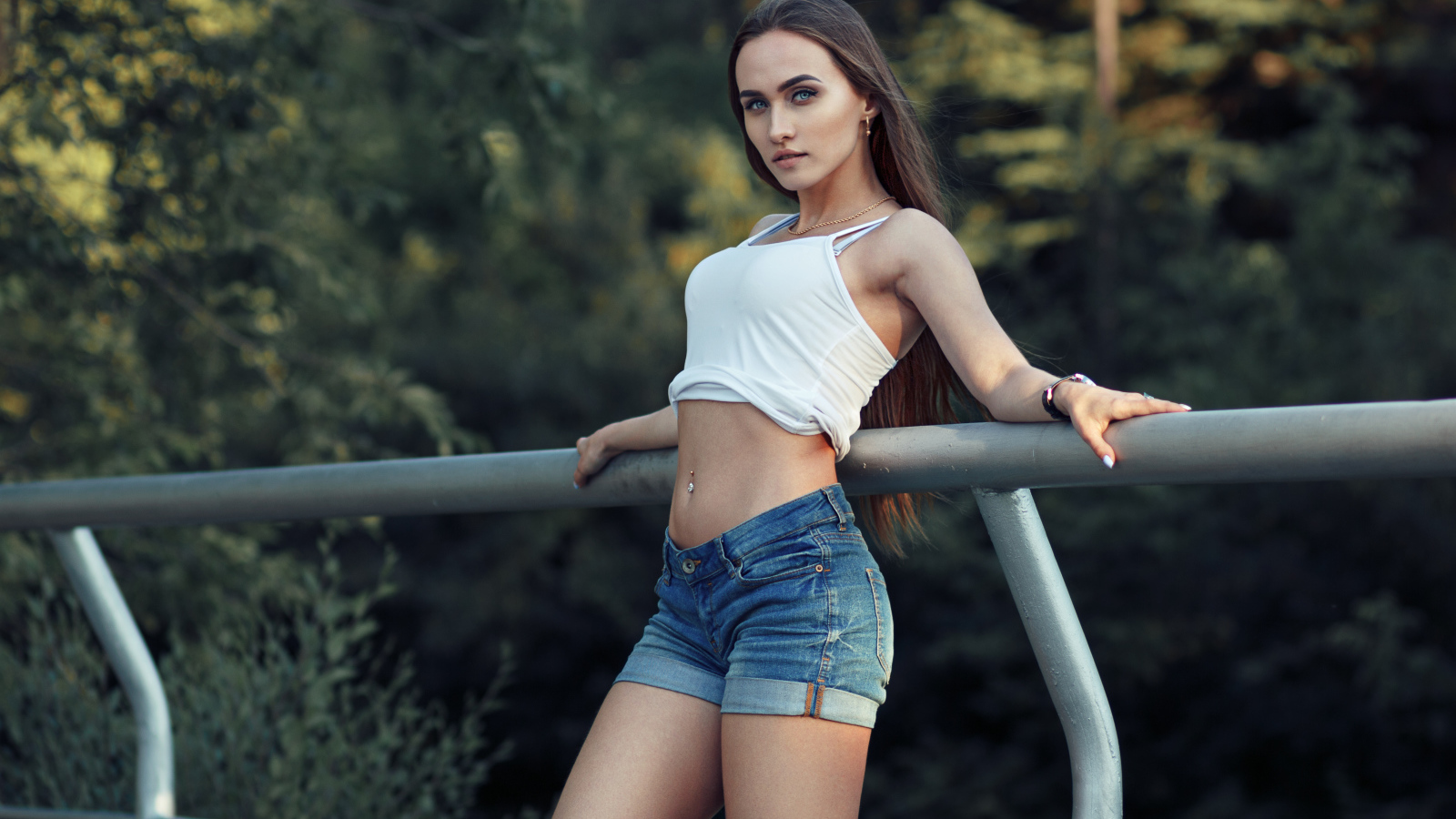 Красивая стройная девушка в джинсовых шортах