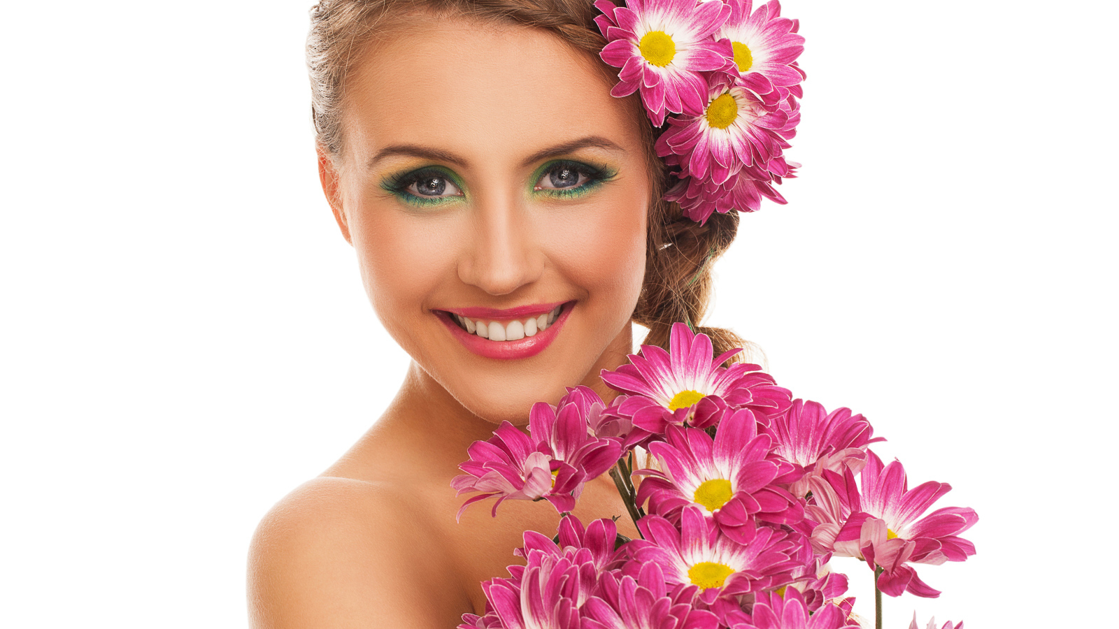 Красивая улыбающаяся девушка с букетом хризантем на белом фоне