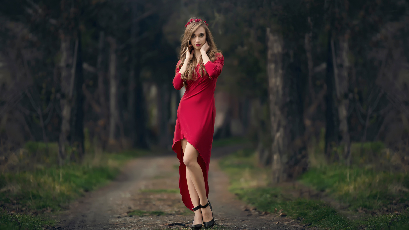 Красивая молодая девушка в красном платье 