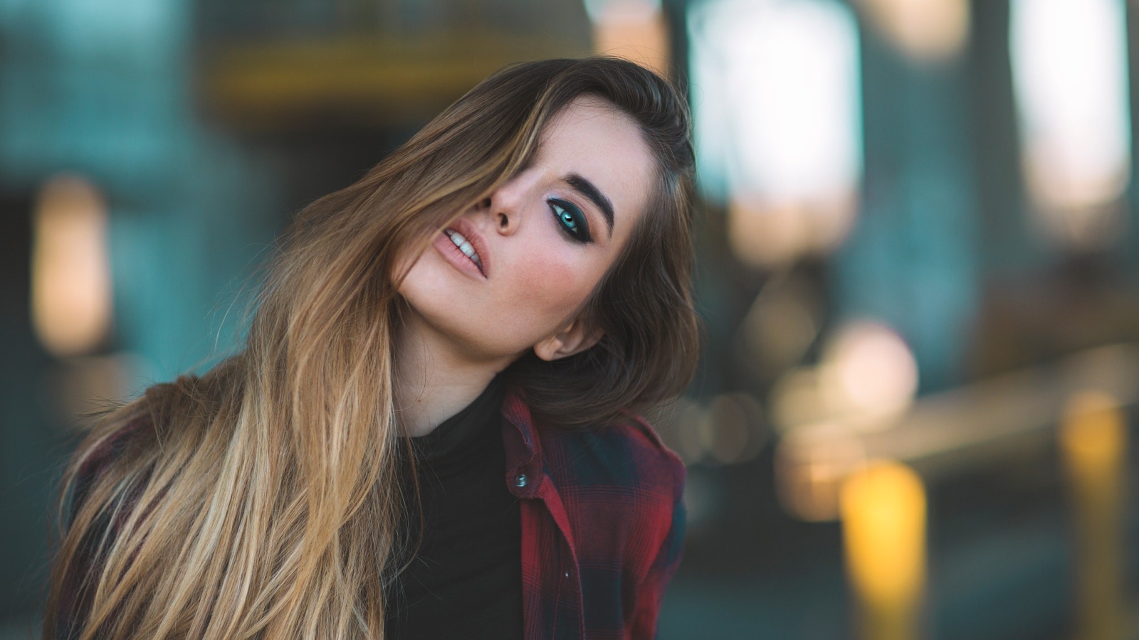 Красивая молодая девушка с длинными волосами 