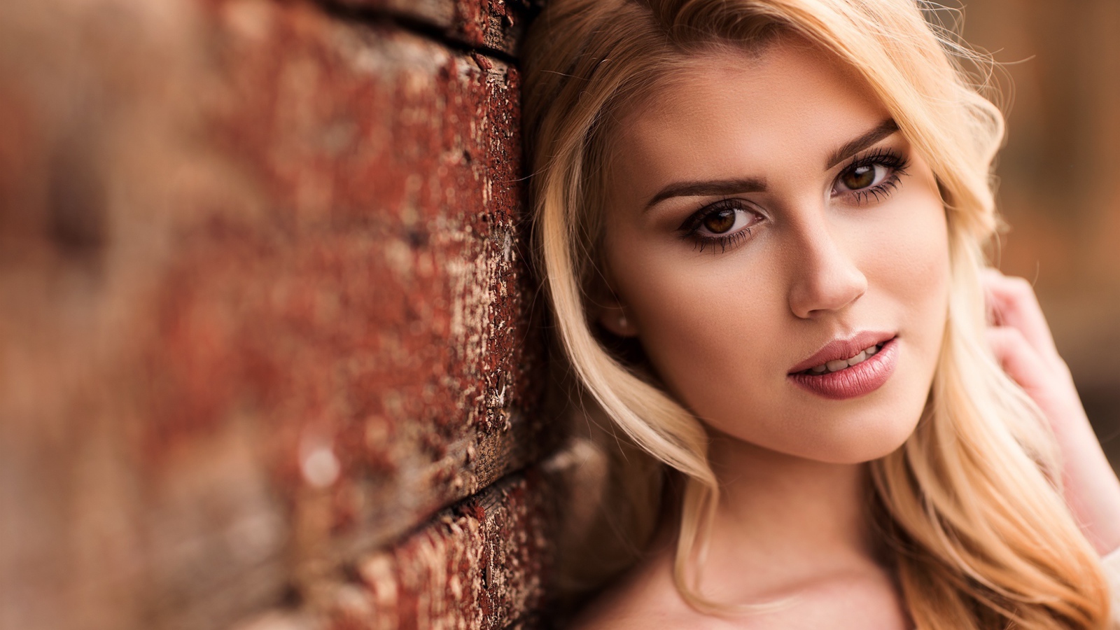 Девушка блондинка с карими глазами 