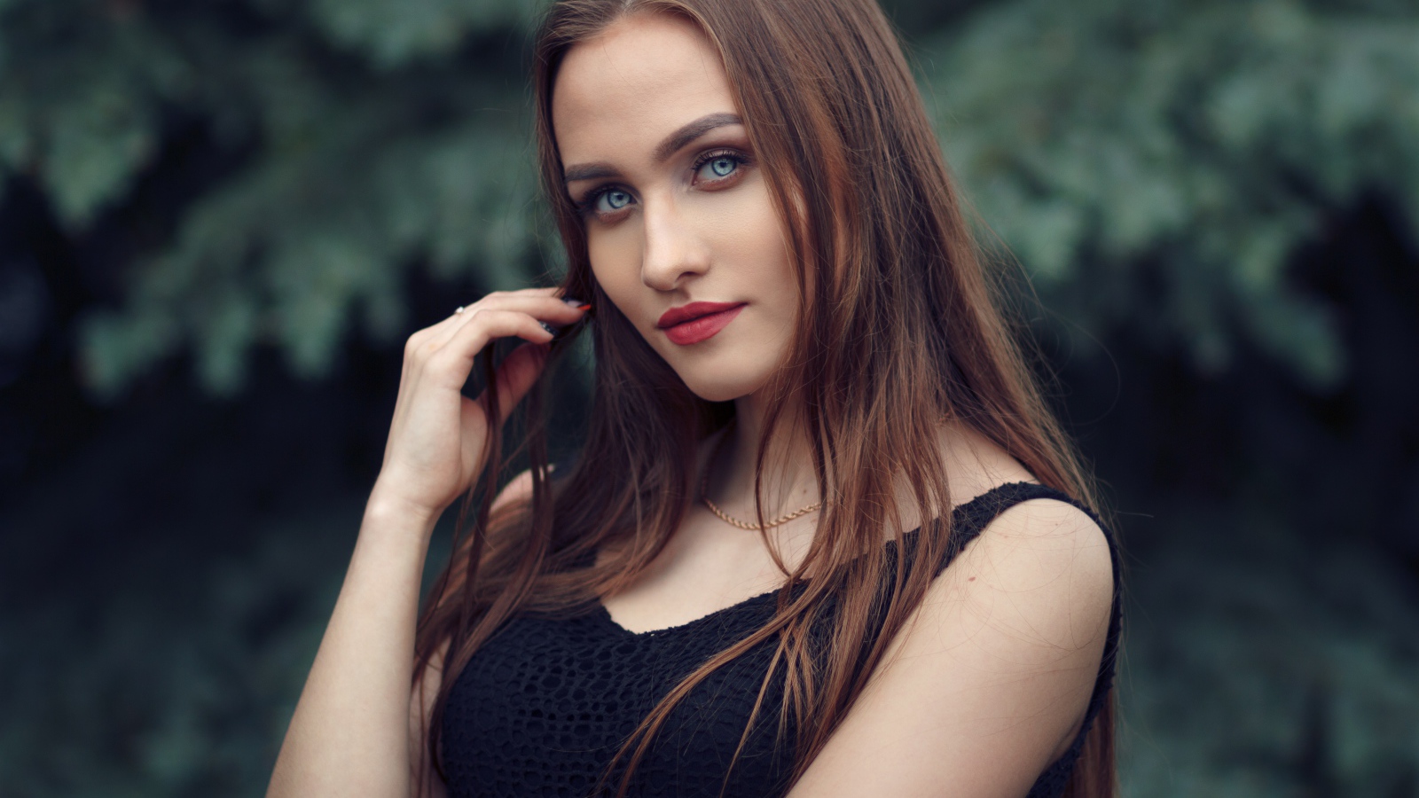 Голубоглазая девушка брюнетка в черном платье