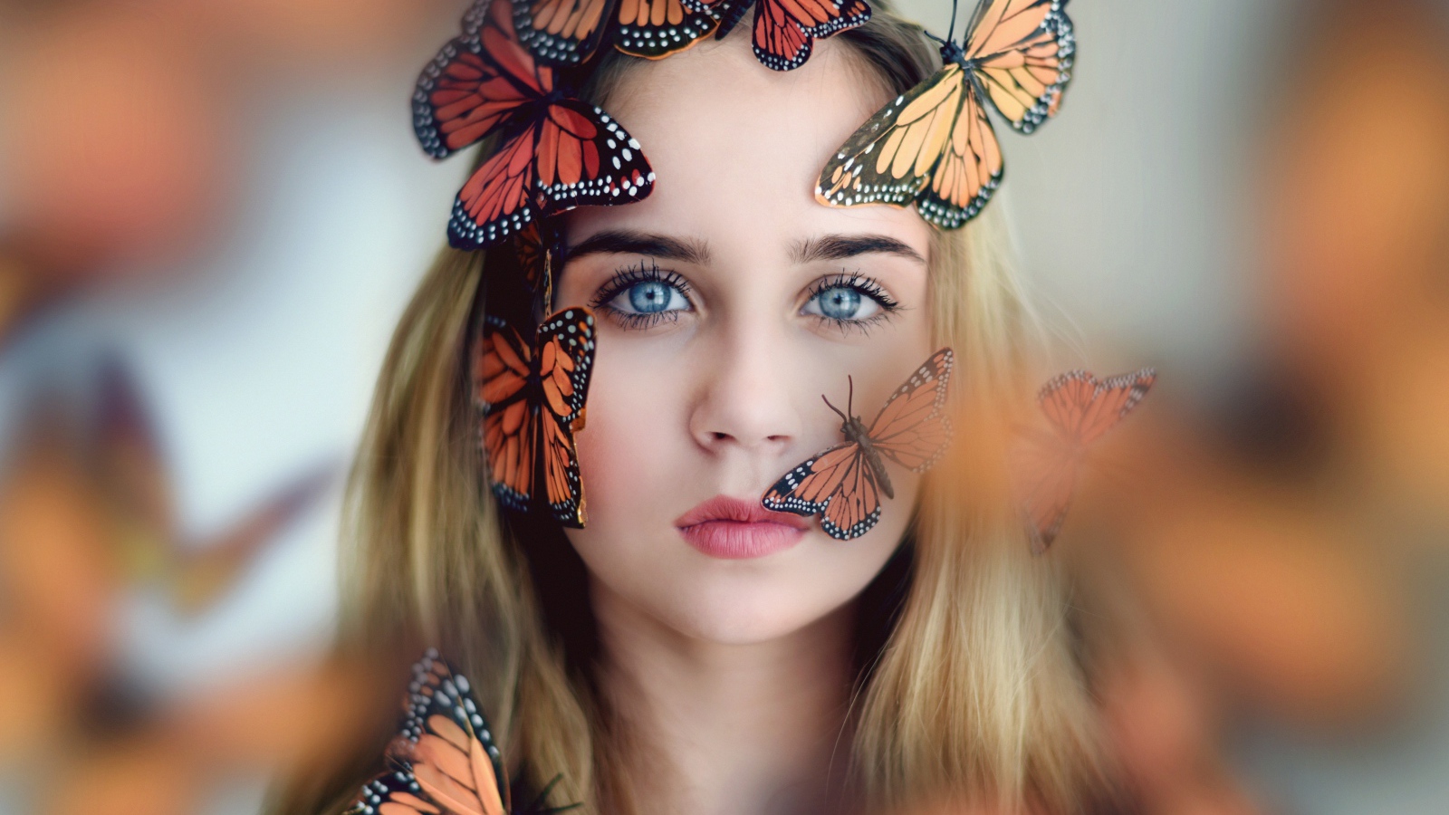 Голубоглазая девушка с бабочками на лице 