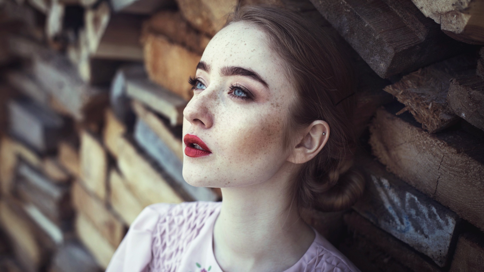 Голубоглазая девушка с веснушками на лице 