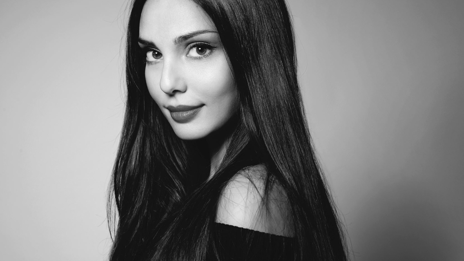 Девушка брюнетка с длинными волосами, черно белое фото 