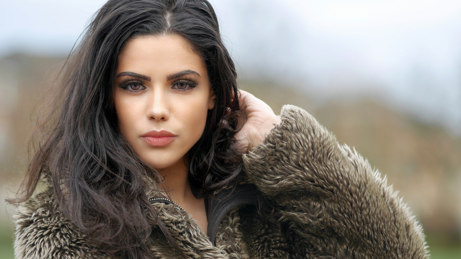 Брюнетка с карими глазами в шубе 