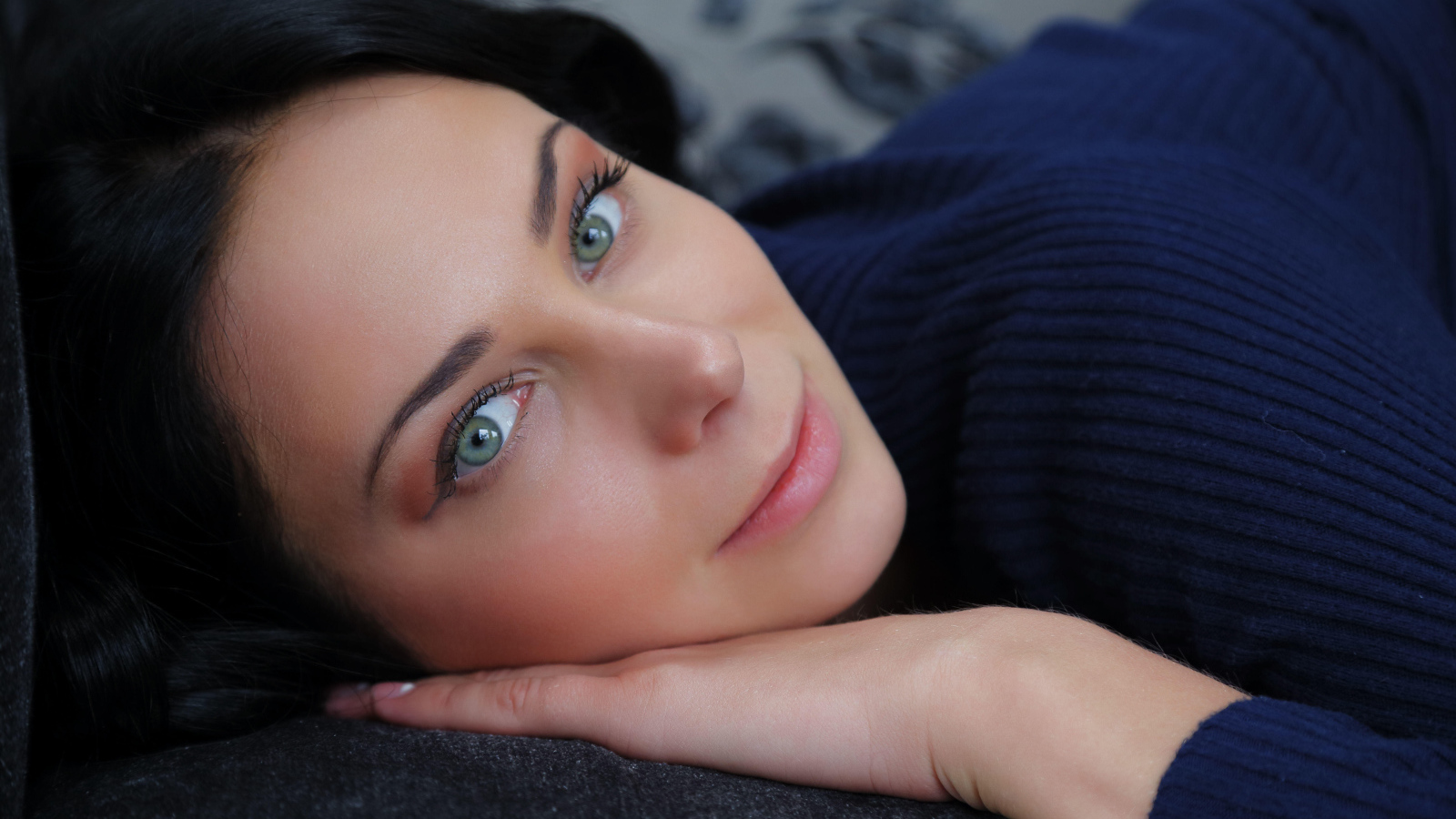 Нежный взгляд красивой голубоглазой девушки