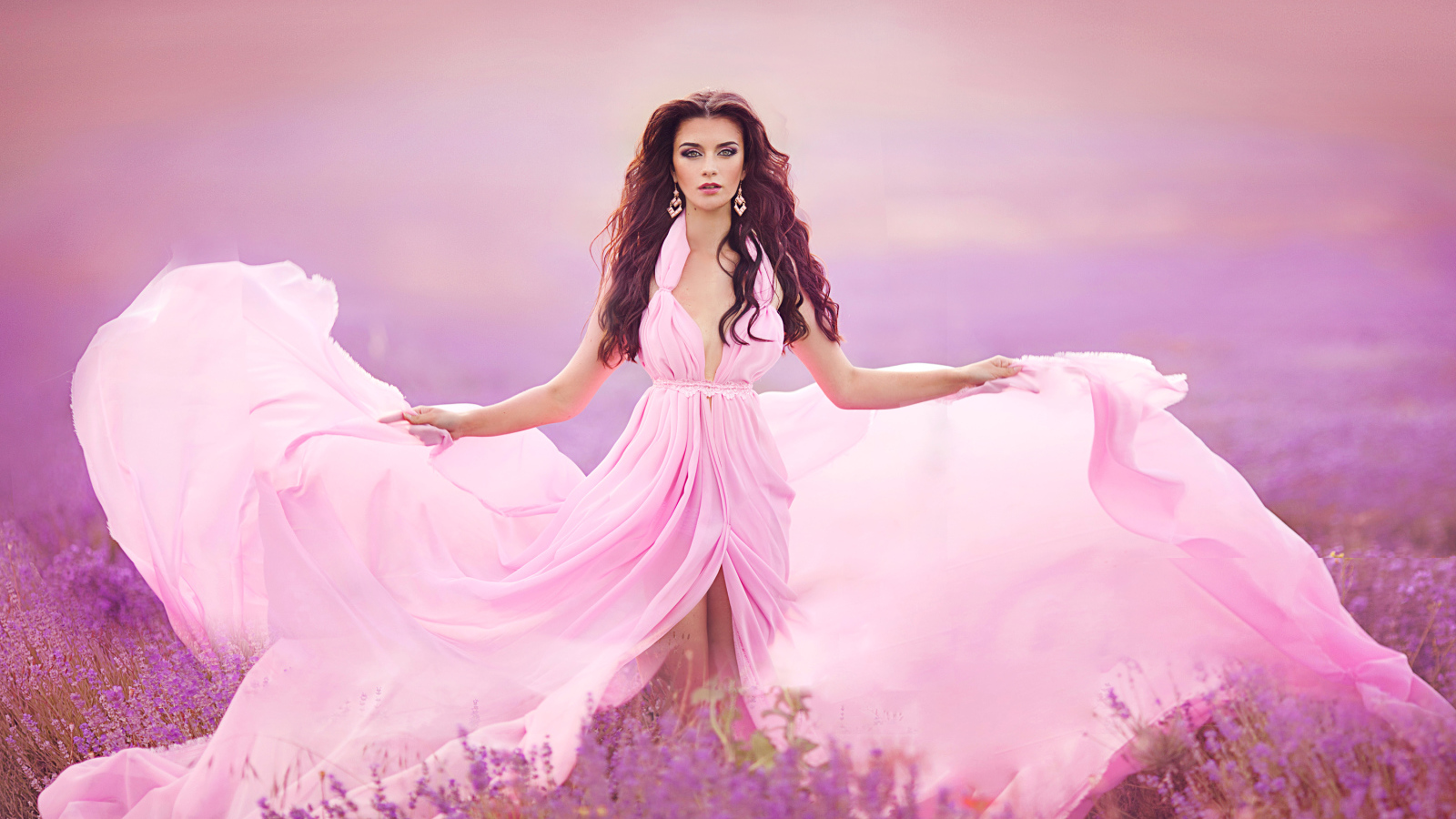 Девушка в красивом розовом платье на лавандовом поле