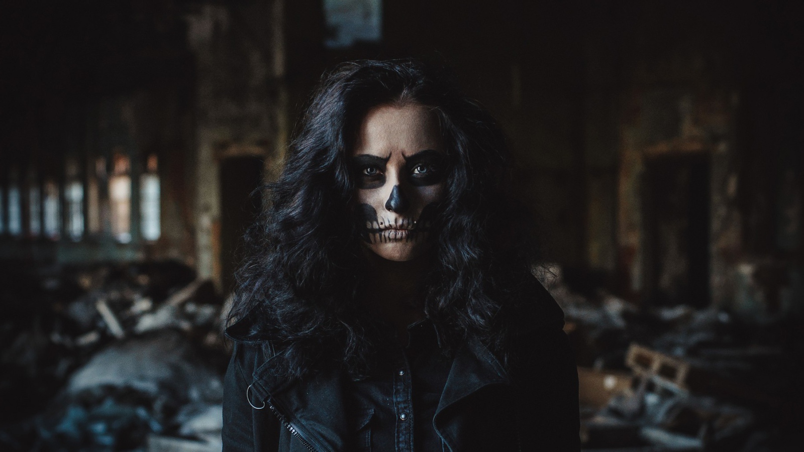 Девушка с черными волосами и разрисованным лицом 