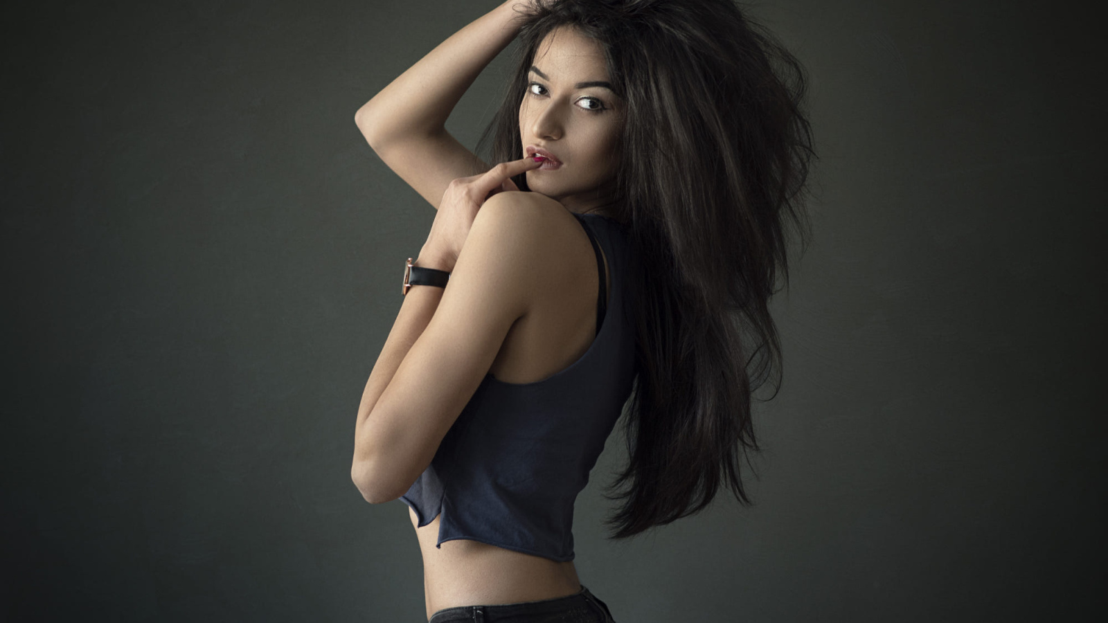 Эффектная девушка с длинными черными волосами