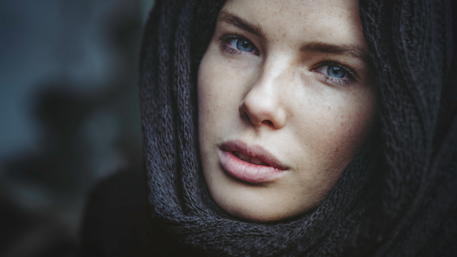 Взгляд настоящей голубоглазой девушки