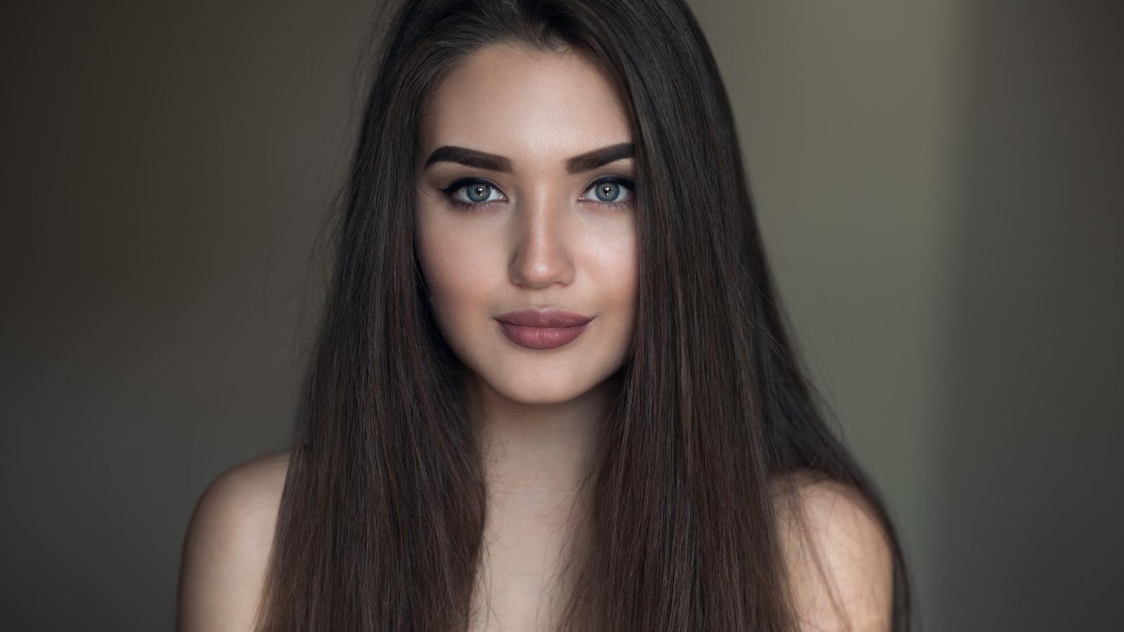 Молодая красивая девушка с длинными волосами