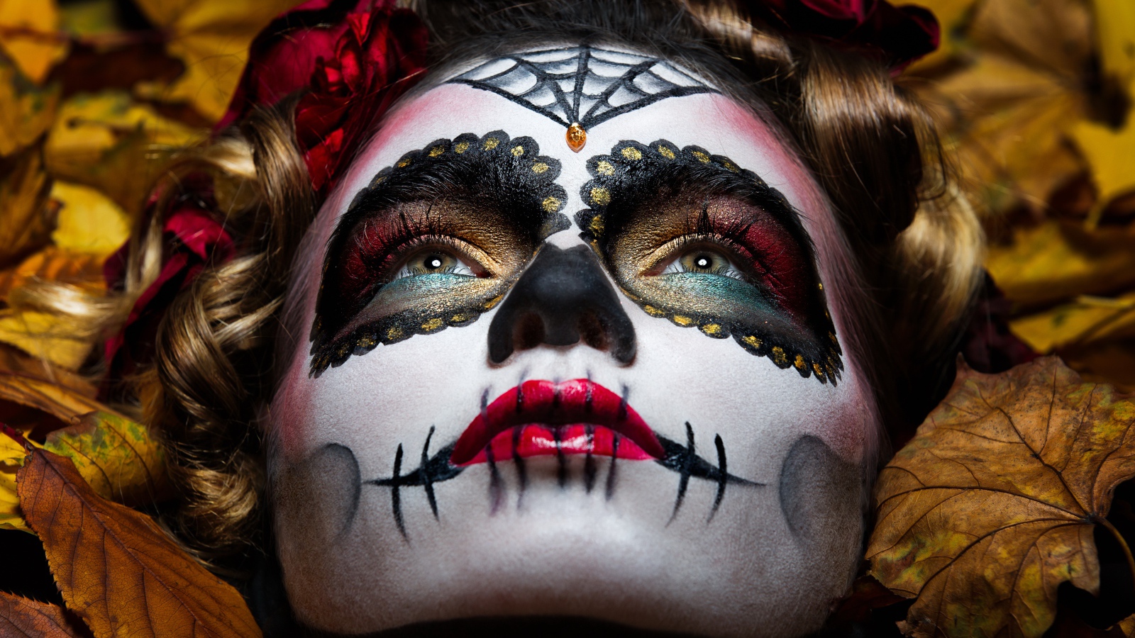 Молодая девушка с рисунком Калавера на лице