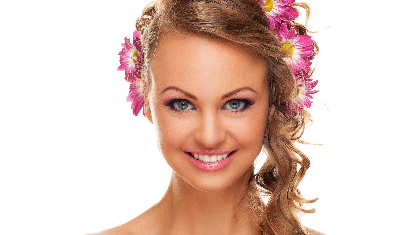 Молодая девушка с красивой прический и цветами хризантемы в волосах