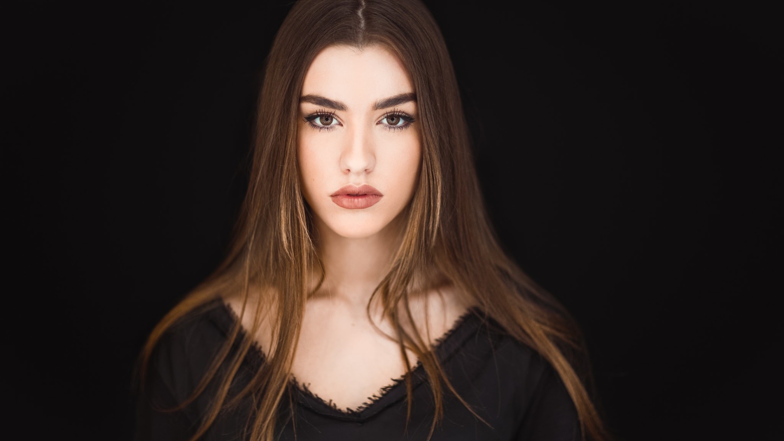 Молодая девушка с карими глазами 