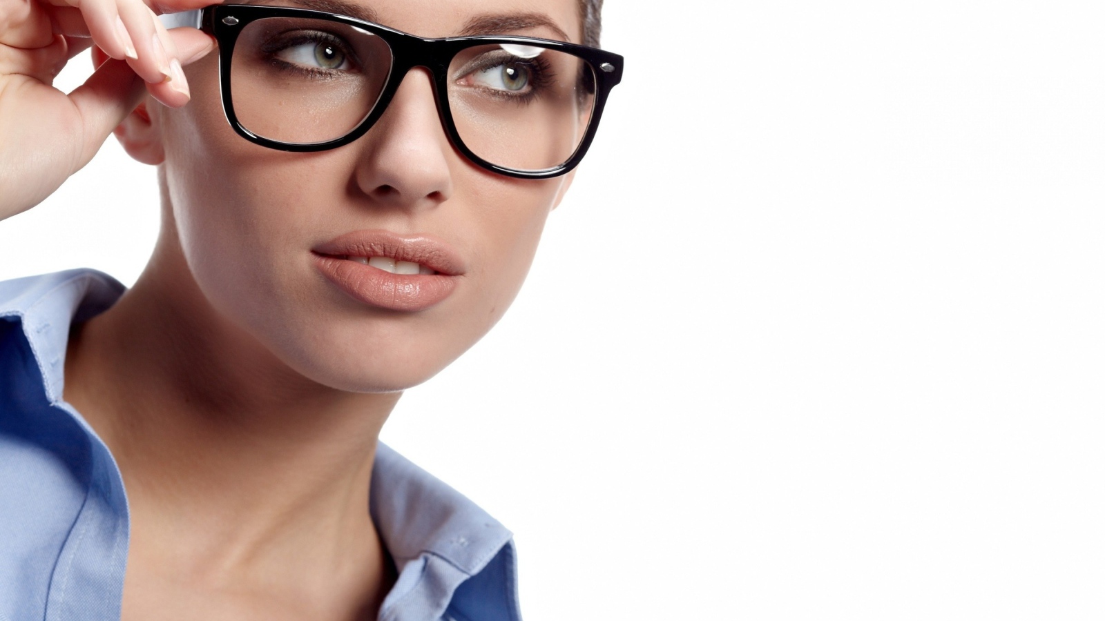 Молодая девушка в очках на белом фоне