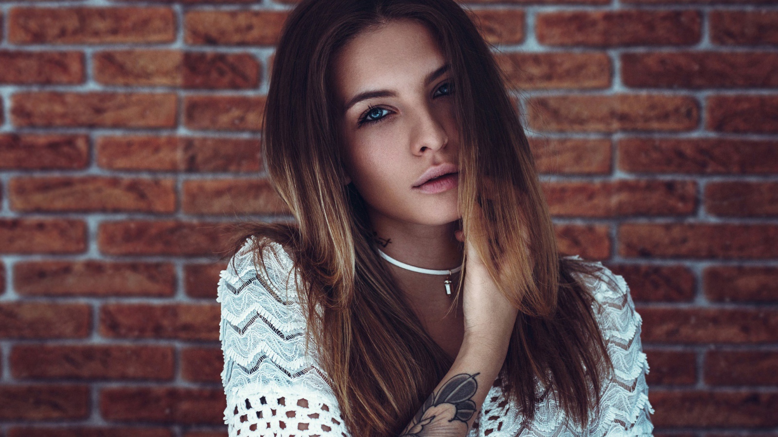 Молодая девушка с татуировкой на руке