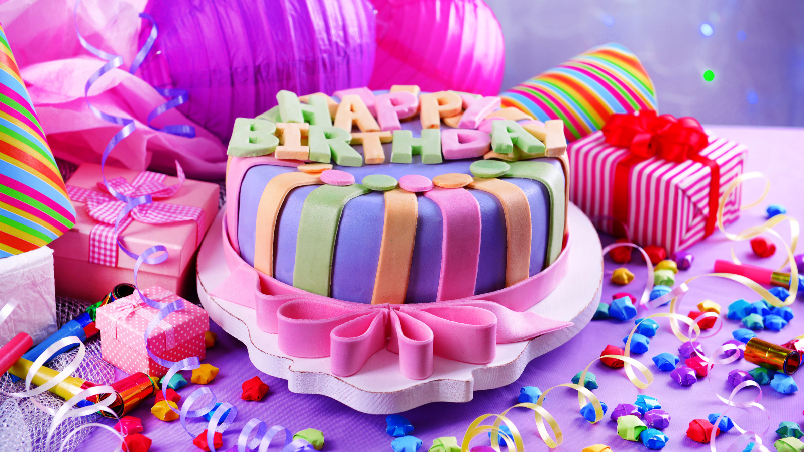 Разноцветный торт и украшения на день рождения
