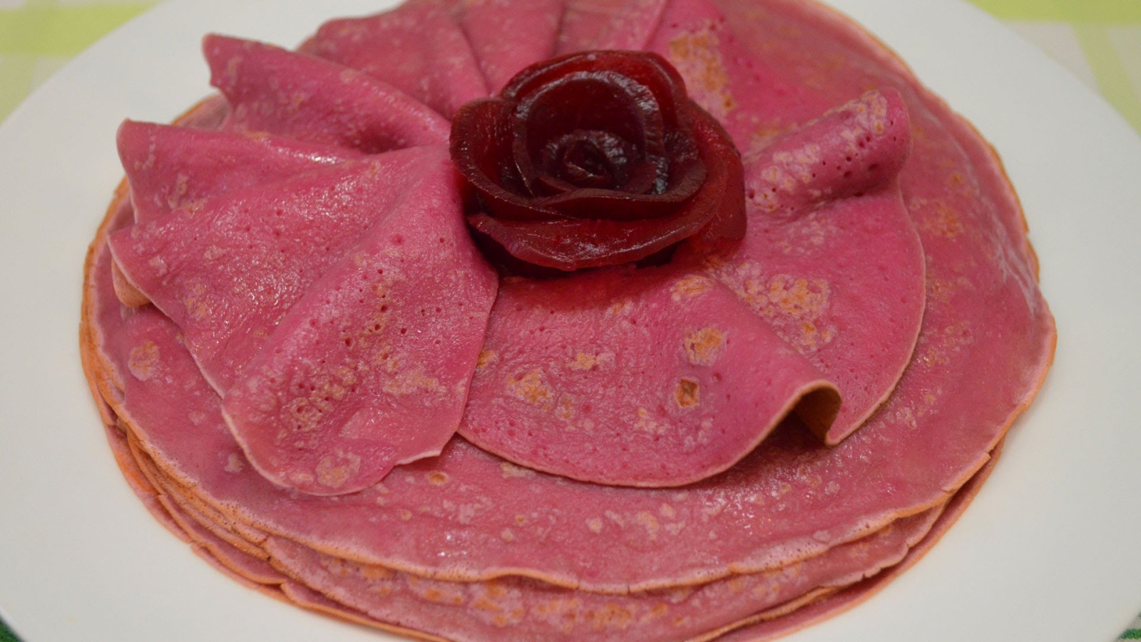 Красивые свекольные блины угощение на Масленицу 