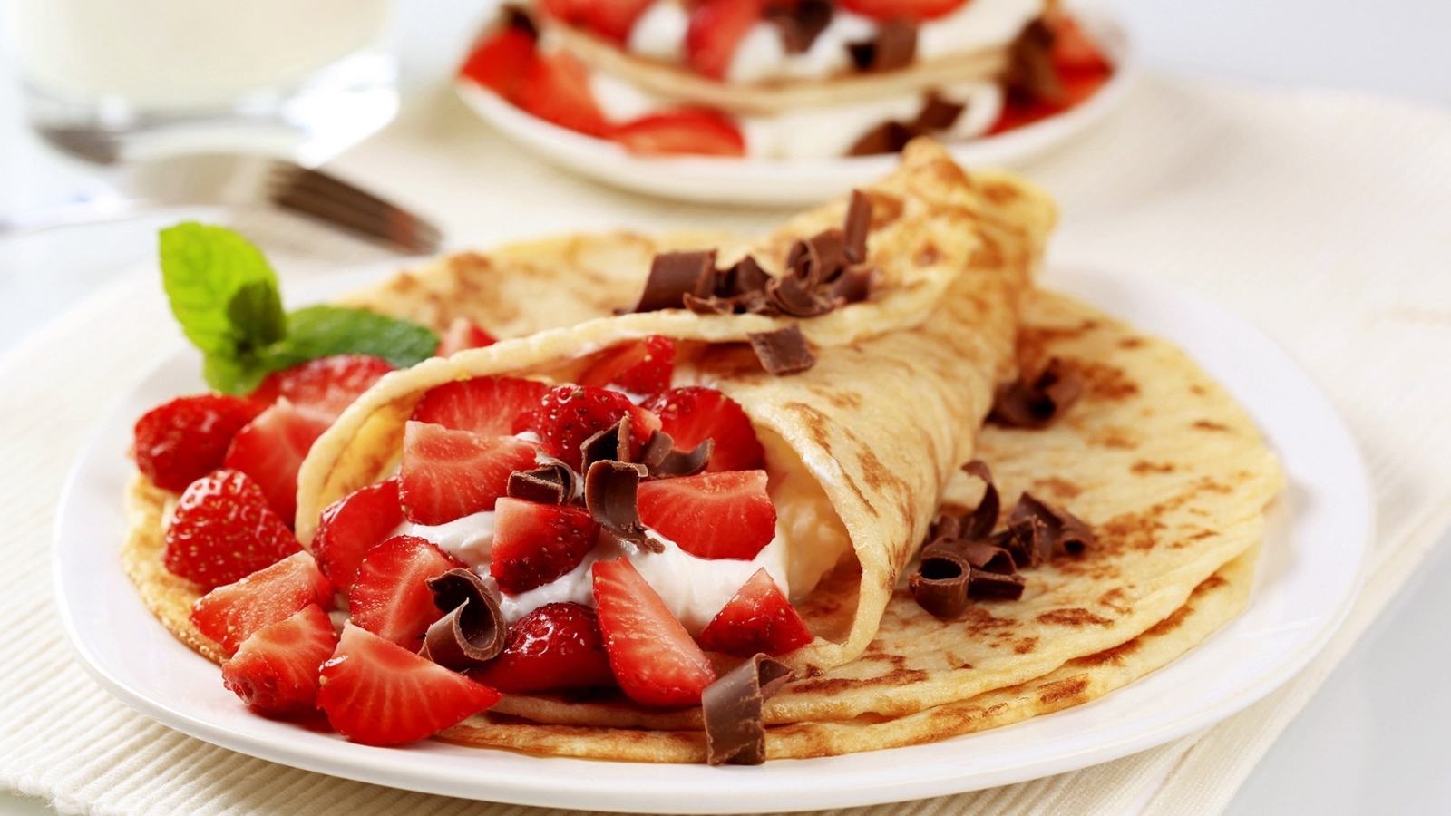 Аппетитные блины с клубникой на Масленицу 2017 