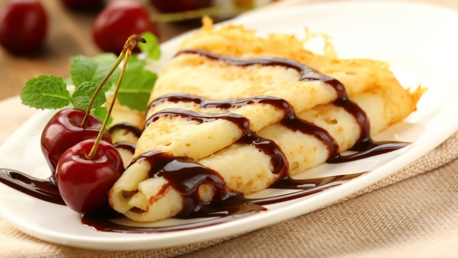 Изысканные блинчики с шоколадом и вишней на Масленицу 