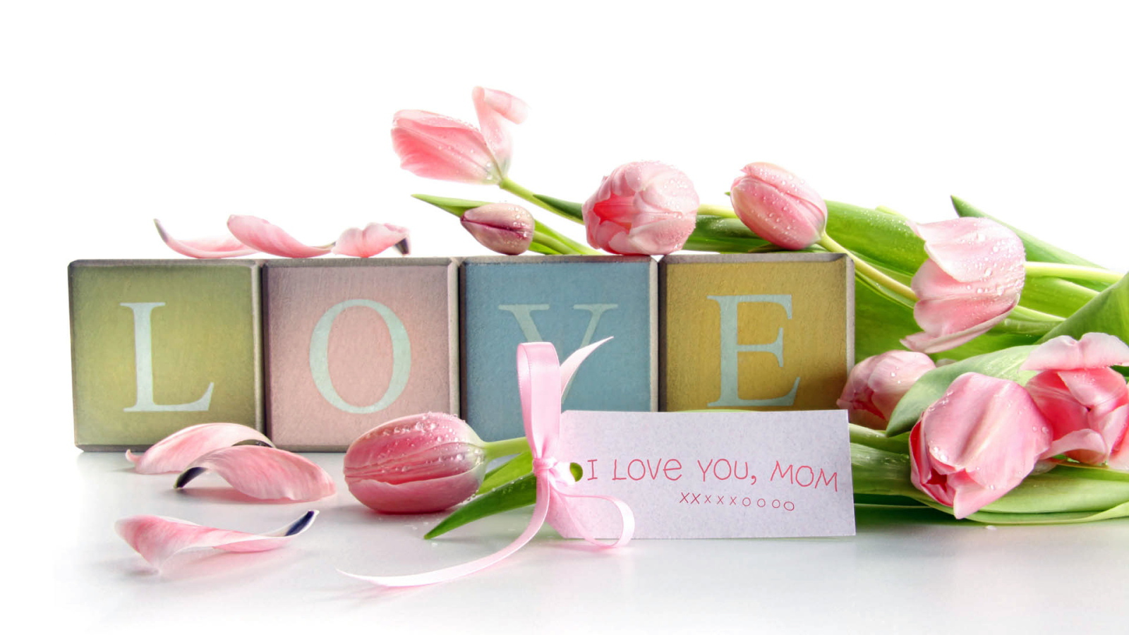 Букет нежных тюльпанов и признание в любви маме на 8 Марта 