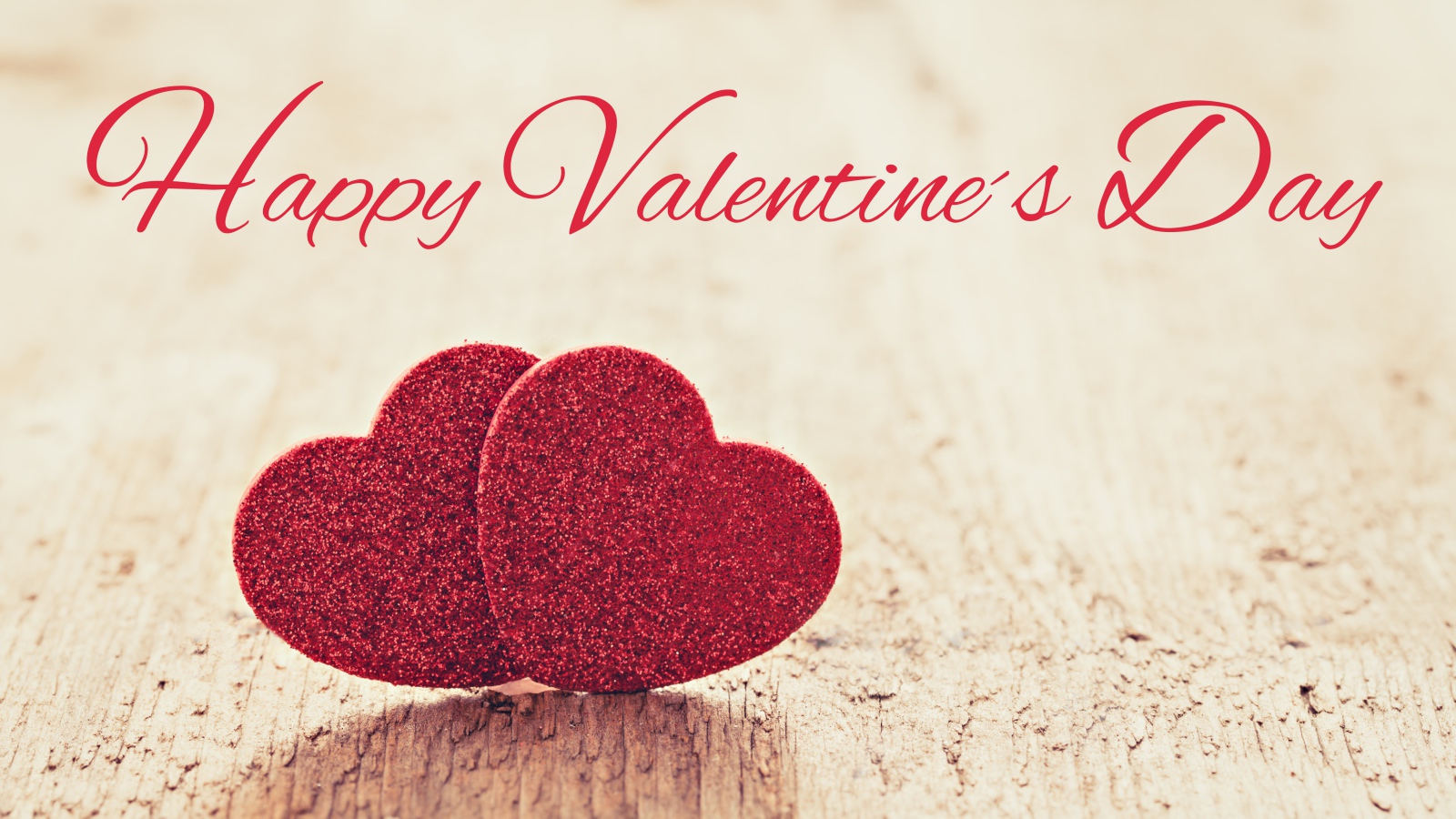 Два красных сердца на фоне надписи С Днем Святого Валентина