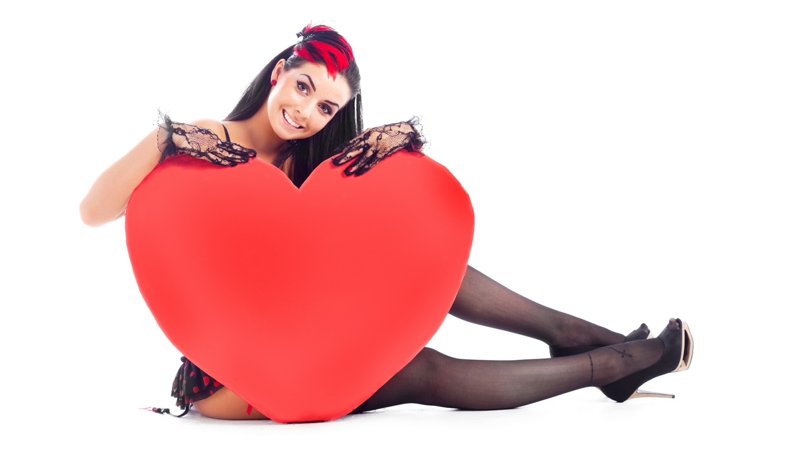 Красивая девушка с большим красным сердцем 