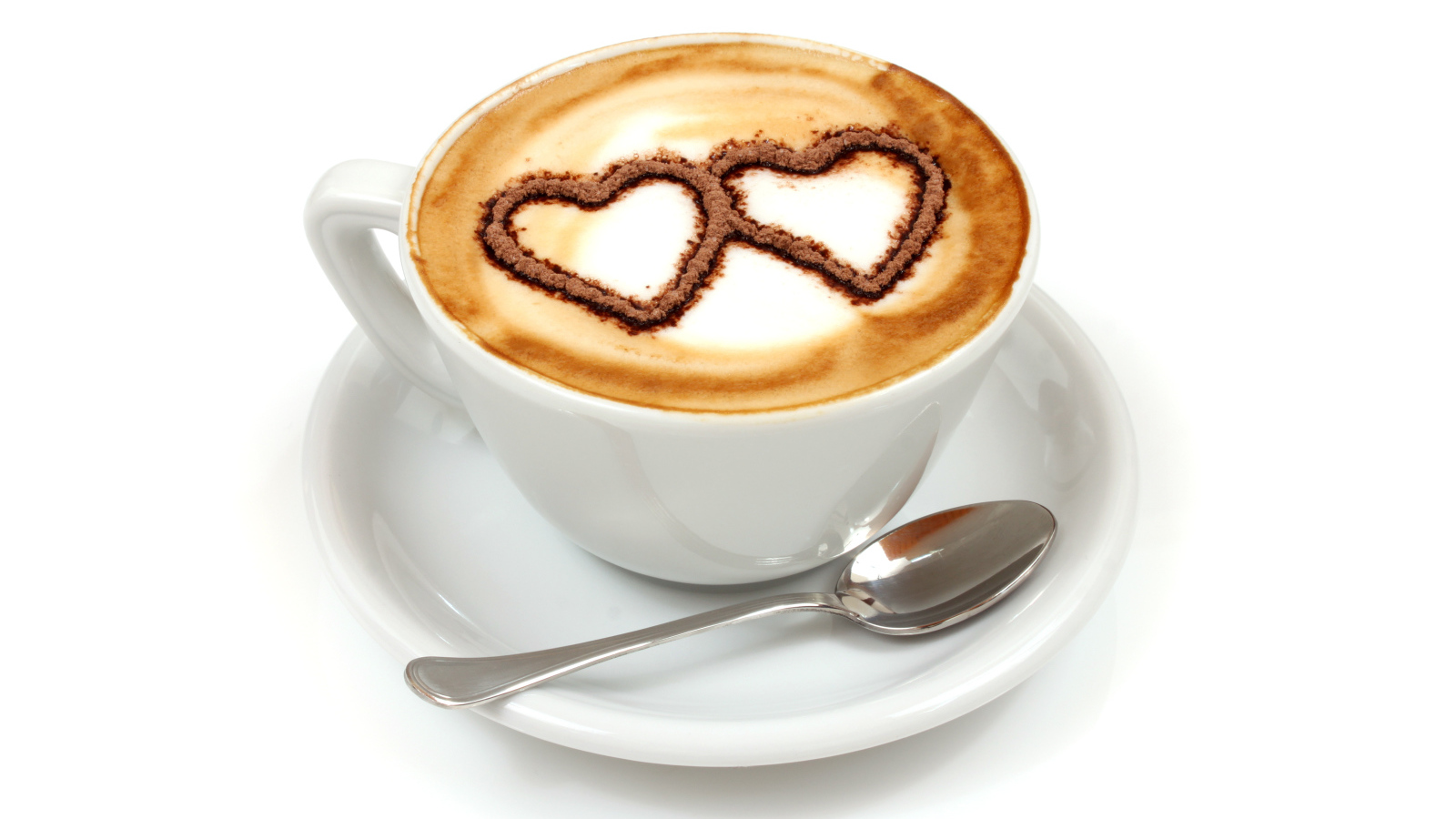 Два сердца на пене в белой чашке 