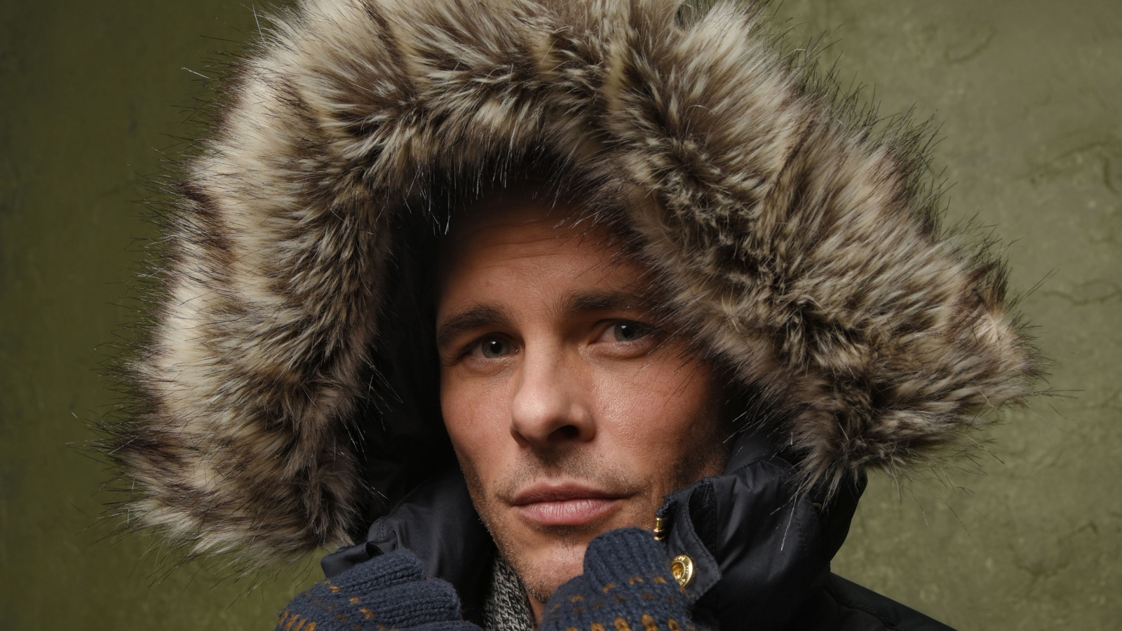 Красивый актер Джеймс Марсден в капюшоне с мехом